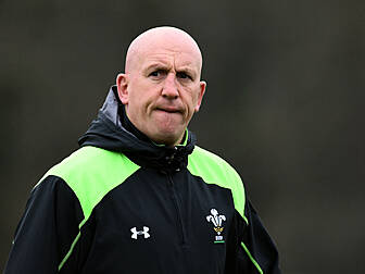 Edwards to leave role with Wal...